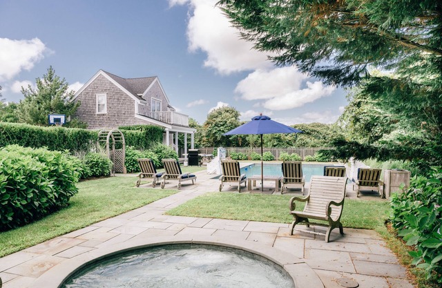 A beautiful estate with a private pool and spa, a studio room close to the beach