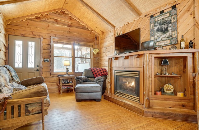 NOUVEAU! Dreamy Dahlonega Cabin sur Pond w / Hot Tub!