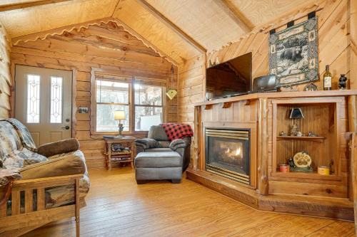 Secluded Family Retreat in Dahlonega with Hot Tub!