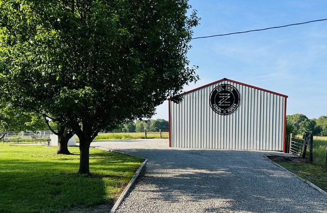 Ferme isolée près de Bennett Springs State Park