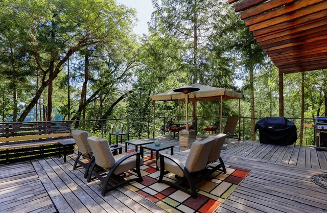 Maison isolée au bord du lac contemporaine primée «verte»