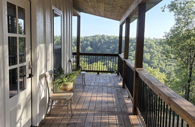 Secluded Hilltop Cabin with Views, Private Hot Tub on Covered Deck & Fall Colors