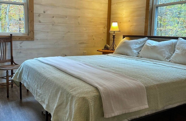 Charming 2-bedroom cabin with private creek access in lovely Linden