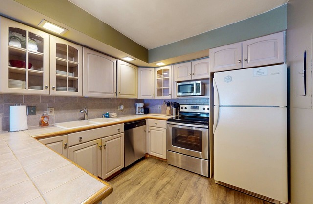 Secluded home with electric grill, patio, on-site pool, tennis & laundry room
