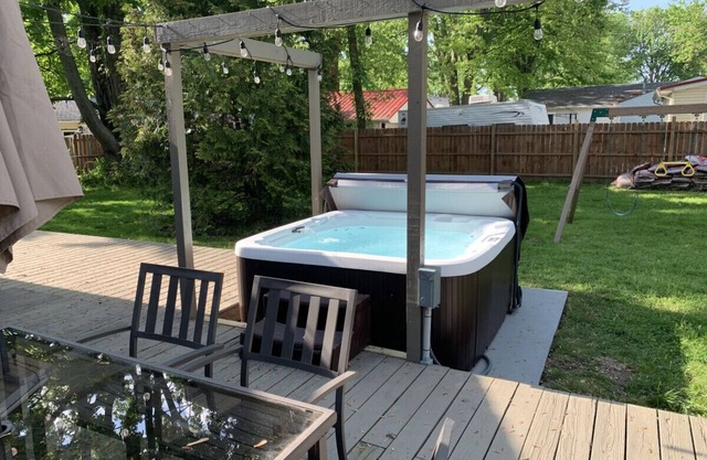 Secluded Hot Tub Retreat by Ohio Wine Trail & Lake