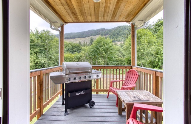 Secluded Coastal Oasis w Hot tub, Bbq on 14 acres