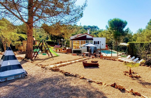 Maison isolée avec piscine, barbecue, cheminée, a. a., balançoires et pistes de jeu.