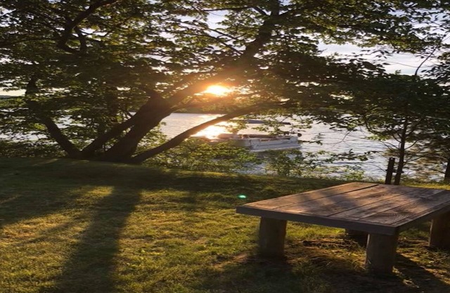 Paradis de l'île isolée sur Long Lake