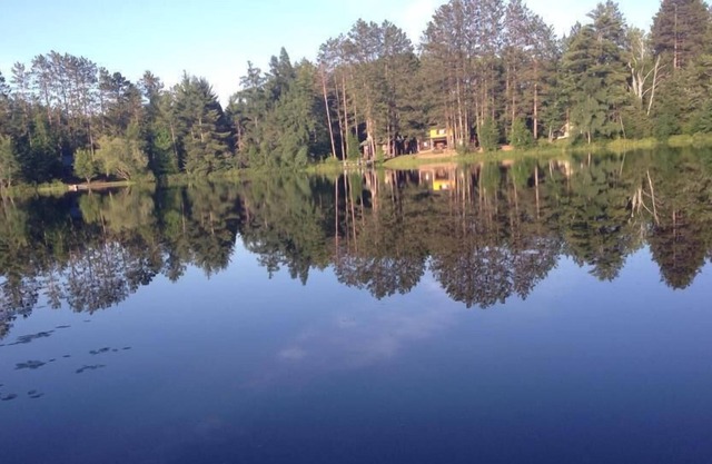 Cabane de lac isolée sur 2 hectares avec plage de sable fin, quai et sauna