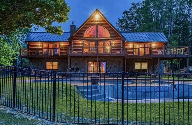 Secluded Lake front log cabin home in Chautauqua County