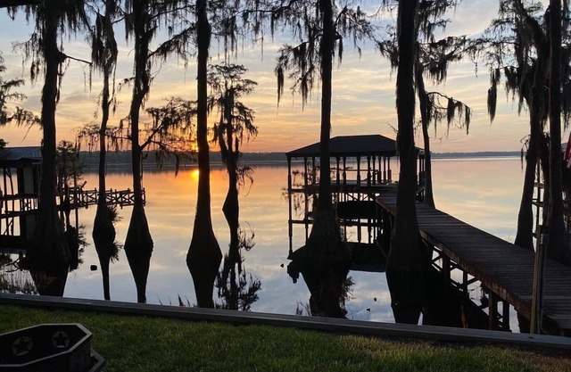 Maison isolée au bord du lac avec quai sur le lac Louisa à seulement 22 miles de Disney!