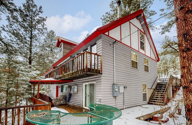Maison isolée avec vue sur le lac avec accès à la plage privée et salle de jeux!