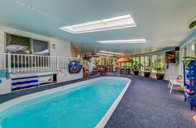 Secluded Lakefront House w/ indoor pool - 2 Houses - Margaritaville Bar