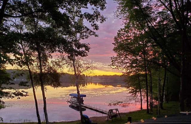 Log Cottage isolée sur le lac avec sauna, quai, kayaks et pêche!