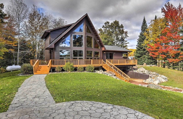 NOUVEAU! Chicagon Lake Cottage w / Dock & vues sereines!
