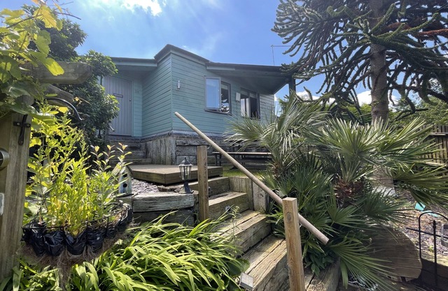 Secluded Lodge at the top of the garden. Free Parking, Dog Friendly £20 per pet