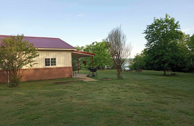 Secluded Lodge on Bull Shoals Lake in Yellville AR. Great property w/ boat dock!