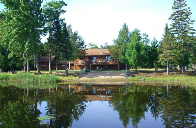 Maison isolée 4BR sur le lac Vieux Desert w / 370 pieds de bord du lac, plage privée