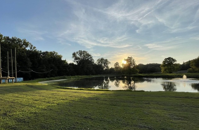 Secluded lodge on scenic lake; hiking trails, fishing and more!