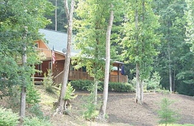 Log Home isolée sur 10 acres w creek, jardin privé et sentiers de randonnée.
