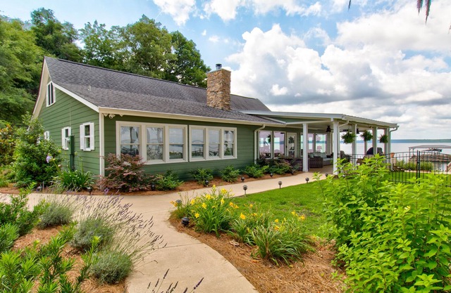 Secluded Luxury Lake house w/ private dock!
