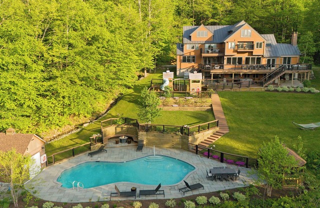 Secluded Luxury Lodge On Stratton w/ Mtn Views!