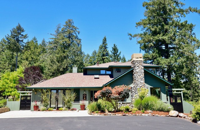 Maison de campagne viticole de luxe isolée dans les collines de l'ouest du comté de Sonoma. 10 couchages.