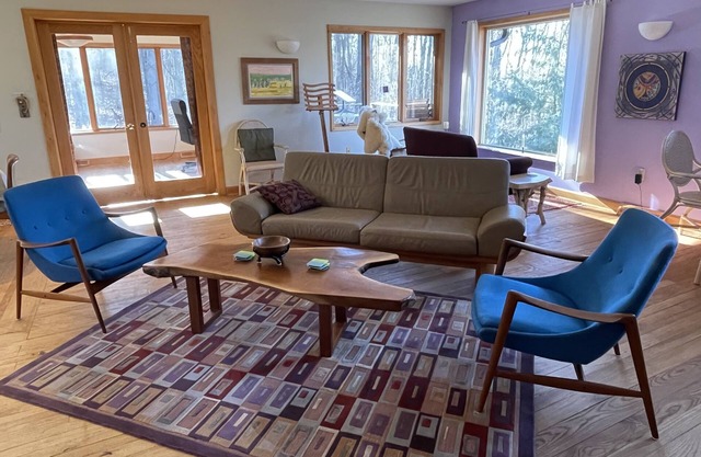Secluded Mid-Century 10 minutes from Devils Lake State Park, Baraboo & skiing