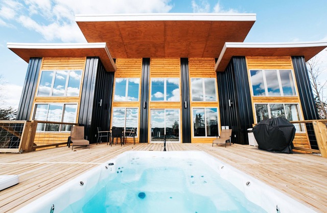 Maison contemporaine, 12 acres privés avec vue, SPA ET BAIGNOIRE TOUTE L'ANNÉE