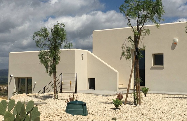 Villa moderne isolée avec une vue imprenable sur la campagne et Noto et l'Etna