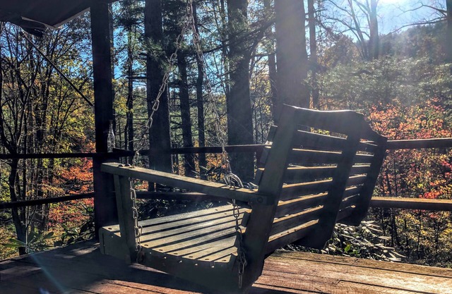 Mountainside retreat in Jefferson. Secluded but 10 min. from town. Pet-friendly!