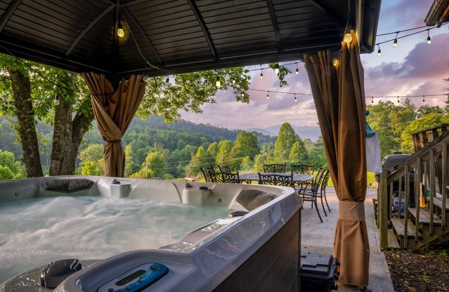Secluded Mountain Getaway! Hot tub! TailofDragon