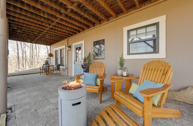 Mtn Views & Fire Pit: Couple's Escape in Mars Hill