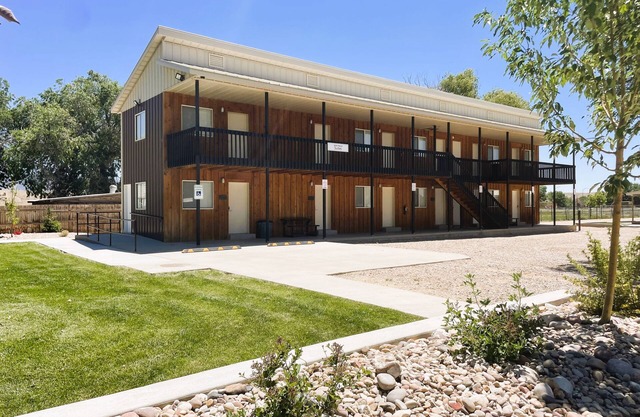 Secluded North Lodge Sleeps 39 Clubhouse, Reunions, Dinosaur Quarry nearby