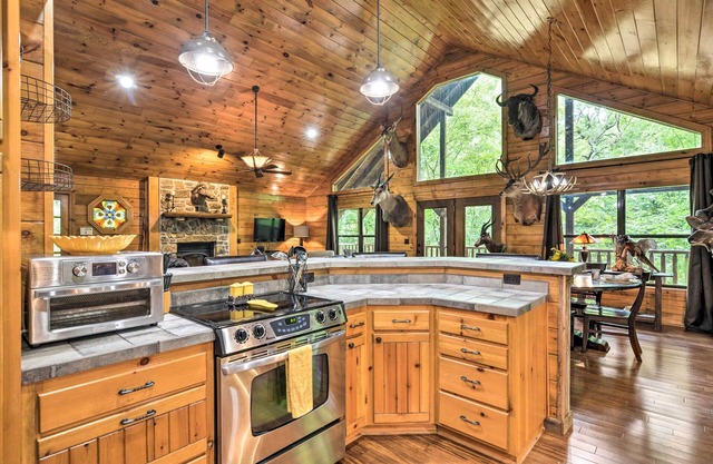 Secluded Sulphur Springs Cabin w/ Fire Pit & Deck!