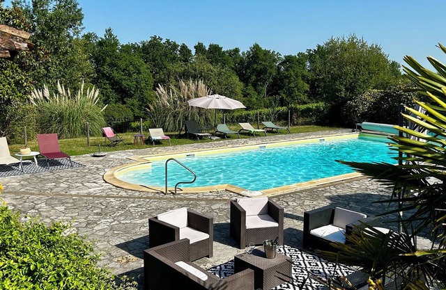 Retiré Périgourdine Ferme Dans Monbazillac, Bergerac Près. Grande piscine chauffée.