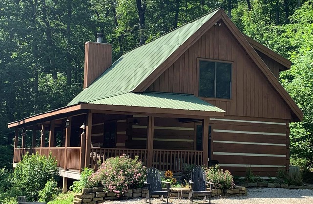 Secluded, pet friendly hot tub close to Nashville!