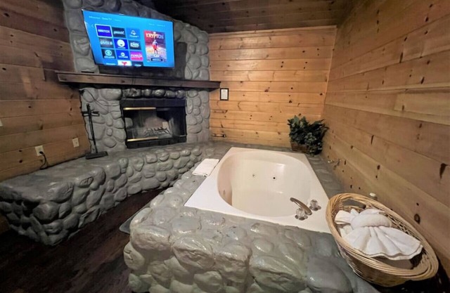 Secluded, Quiet 2bd Suite w/ Tub - Bear Manor #16