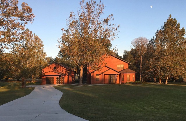 Secluded Resort Style Home- Country getaway