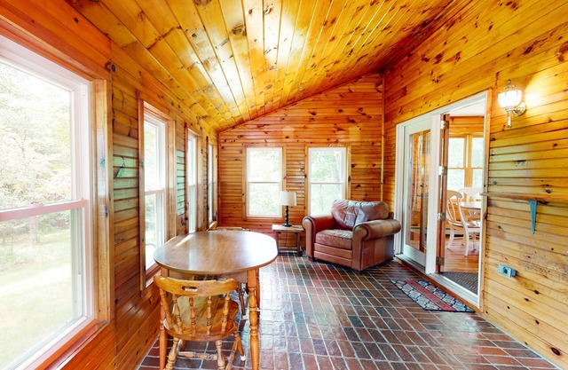 Secluded riverfront property with fast WiFi, kayak & wood stove - dog-friendly