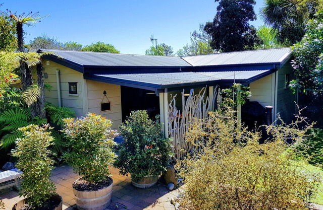 Retiré Riverside Cottage ensemble dans le jardin natif