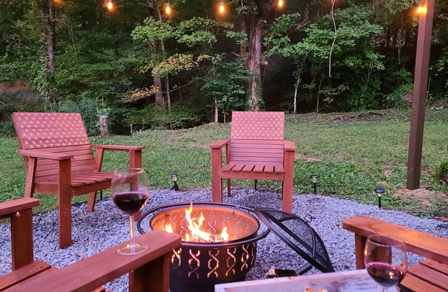 Secluded Smoky Mountain Getaway King Size bed, Extra parking, Beautiful backyard