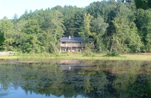 Maison en pierre isolée avec une terrasse de 50 'donnant sur le lac Beaver sur une ferme de champignons.