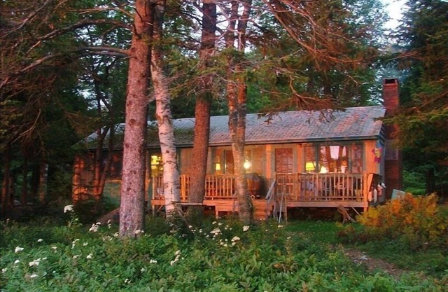 Retraite isolée au coucher du soleil sur la baie de Penobscot
