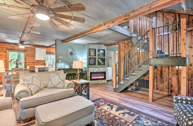 Secluded Table Rock Lake/Branson Cabin w/ Hot Tub!