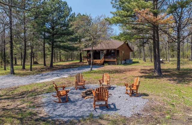 Secluded Tenkiller Cabin close to all Marinas! Less than 5 Minutes from Marinas!