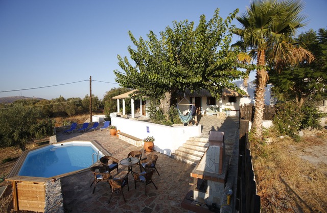 Maison grecque traditionnelle avec piscine.