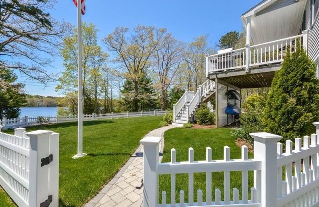 Belle maison de vacances au bord de l'eau serein avec un quai privé