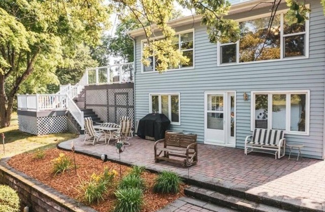 Secluded vacation retreat w/ 5 bedrooms & Beautiful outdoor space on Loon Lake
