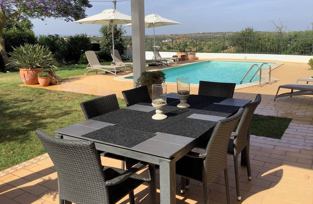 Villa isolée de 2 chambres, 2 salles de bain avec piscine privée et grand jardin isolé